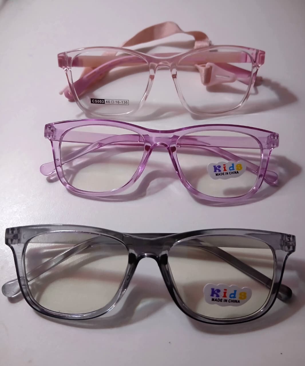 Paciente probándose marcos de gafas en Velmax